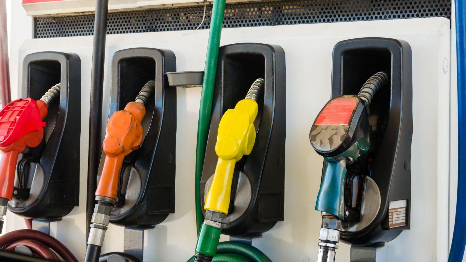 Wisconsin gas prices continue to fall, new report finds